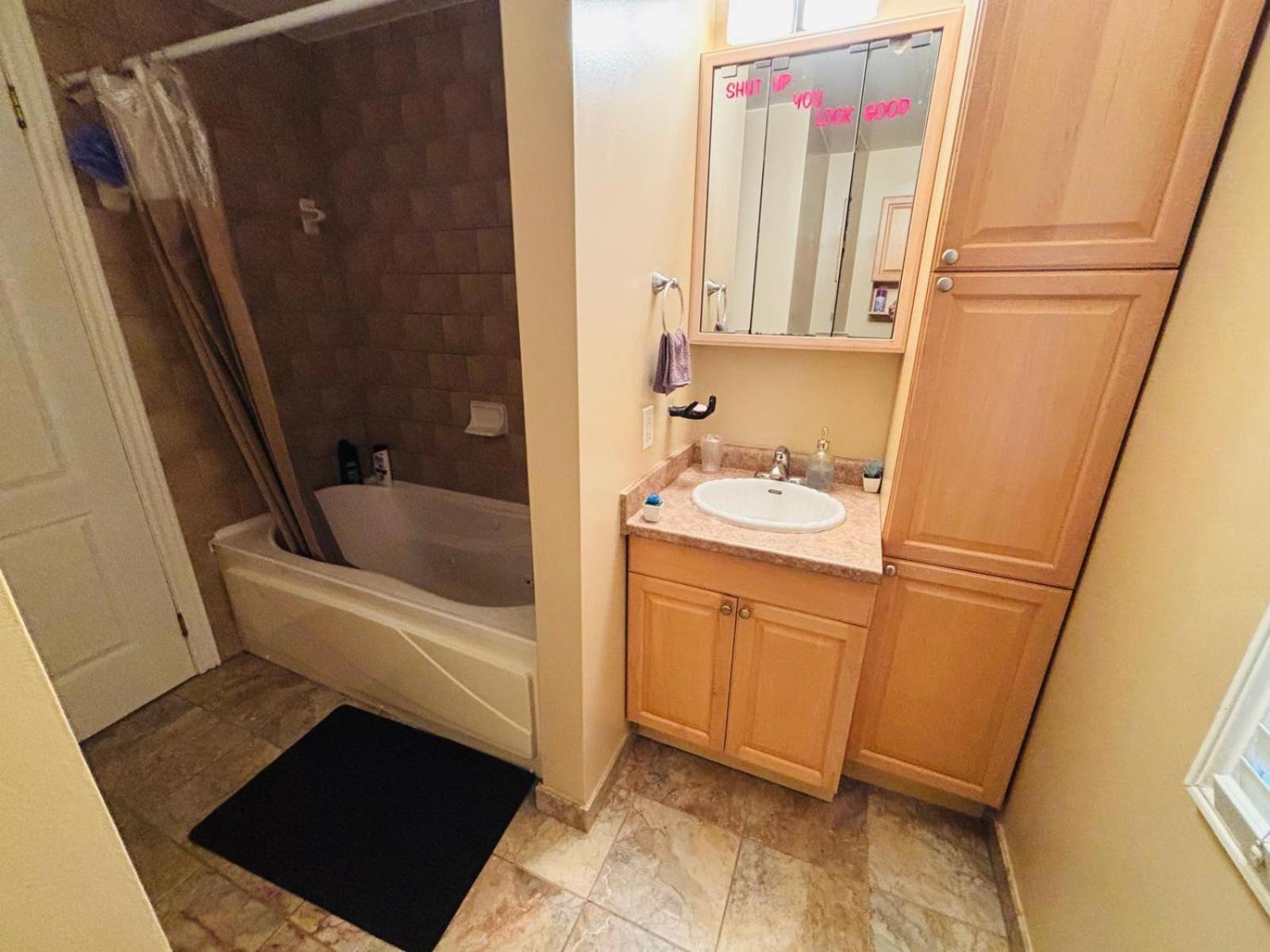 Square One Mississauga Suite- Attached Bathroom, Walking Transit & Plaza Luaran gambar
